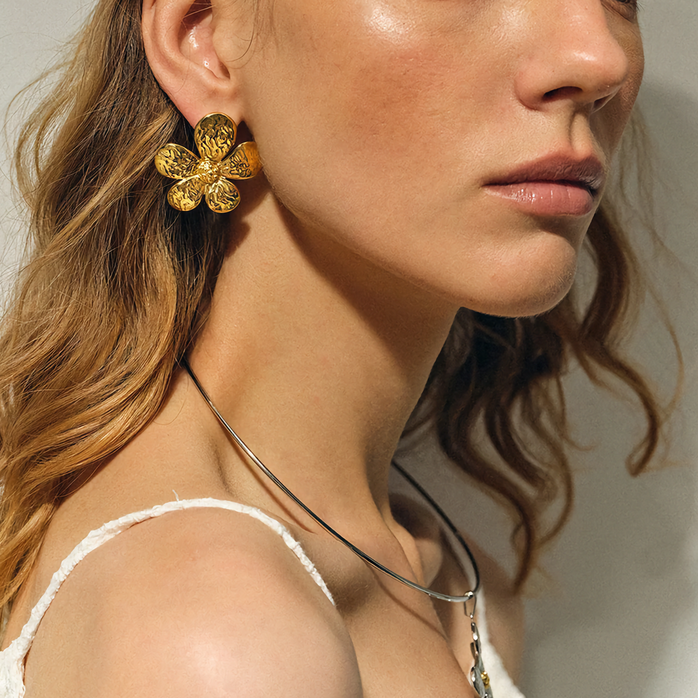 Daisy Gold Earrings Image