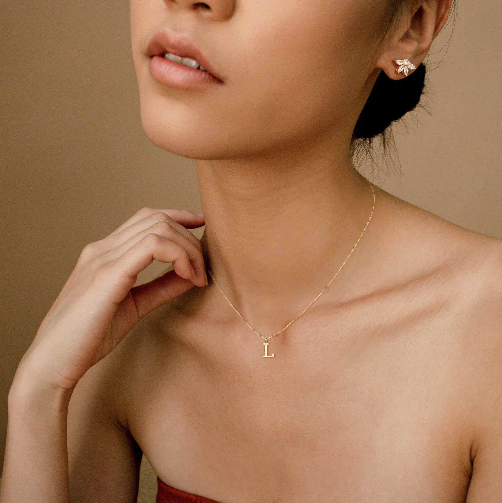 Therese Letter Initial Gold Necklace Image