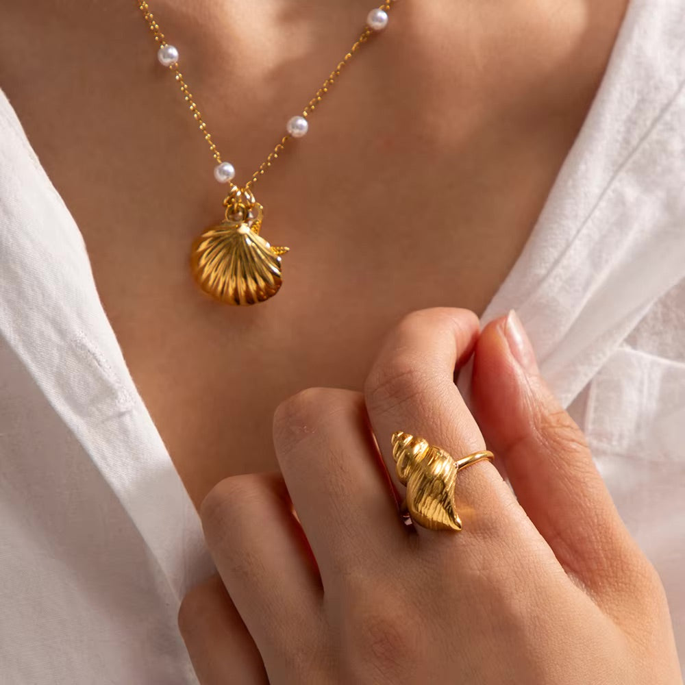 Quinnlyn Golden Seashell Ring